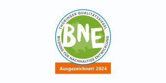 Auf weißem Hintergund ist das Thüringer Qualitätssiegel BNE - Bildung für nachhaltige Entwicklung abgebildet.