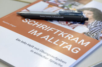 eine Broschüre mit Schriftzug "Schriftkram im Alltag"
