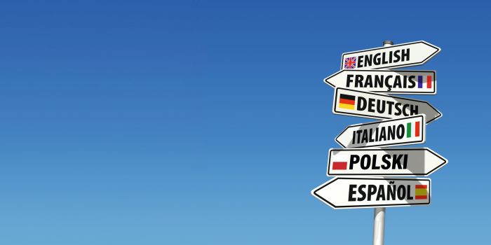 Vor blauem Himmel ein Wegweiser mit verschiedenen Hinweisschildern zu Europäischen Hauptstädten.