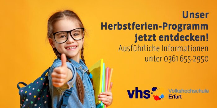 Mädchen mit Rucksack und Schulheften
