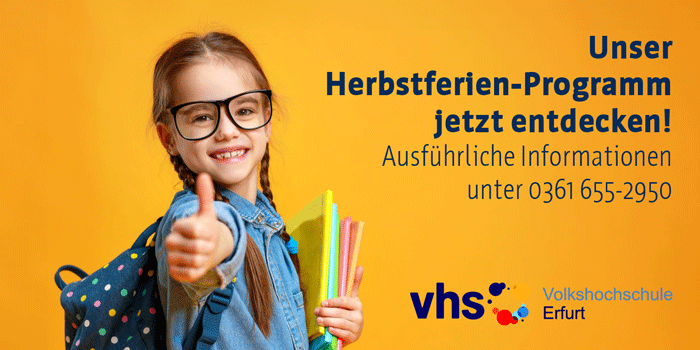 Foto: vhs Volkshochschule Erfurt - Herbstferienangebote © Stadtverwaltung Erfurt/evgenyatamanenko/Getty Images Mädchen mit Rucksack und Schulhefter