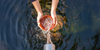 Foto: Lernort Marktstraße Thema Wasser © Stadtverwaltung Erfurt Zwei Hände halten eine kleine Schüssel unter fließendes Wasser.