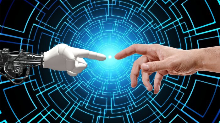 Links Roboterhand, rechts Menschenhand, in der Mitte künstliches Licht