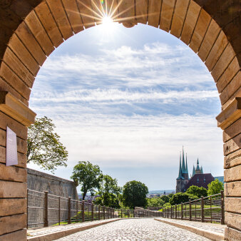 Foto: Willkommen in Erfurt © Stadtverwaltung Erfurt Blick auf die Stadt/Dom&Severi vom Petersberg aus