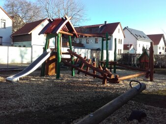 Spielturm mit einer Rutsche auf einem Spielplatz