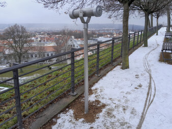 fest installiertes Fernglas auf einer Festungsanlage