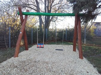 Anlage mit zwei Schaukeln auf einem Spielplatz