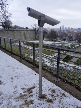 fest installiertes Fernglas auf einer Festungsanlage