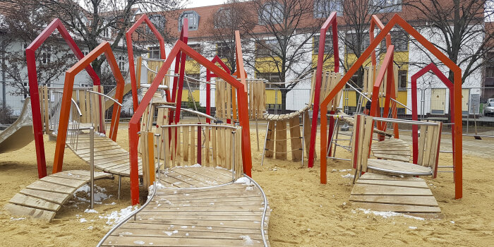 Spielplatz mit großer Spielanlage