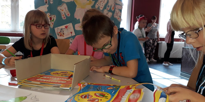 Foto: Mit Schere, Stift und Bastelbögen zu gesunden Zähnen © Stadtverwaltung Erfurt Kinder beim Basteln