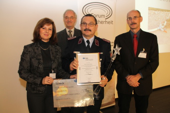 Foto: Preisverleihung FF Erfurt-Gispersleben © Holger Bauer Präsentation der Kameraden mit Urkunde