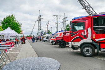 Ausstellung von Feuerwehrfahrzeugen für den speziellen Rettungsdienst aus Höhen und Tiefen