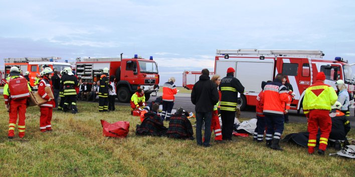 Personal von Feuerwehr und Rettungsdienst versorgen Verletzte