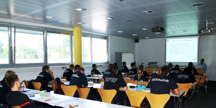 Feuerwehrleute bei einer Ausbildung im Schulungsraum des Gefahrenschutzzentrums