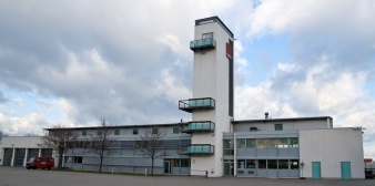 Funktionsgebäude des Gefahrenschutzzentrums mit Schlauchturm