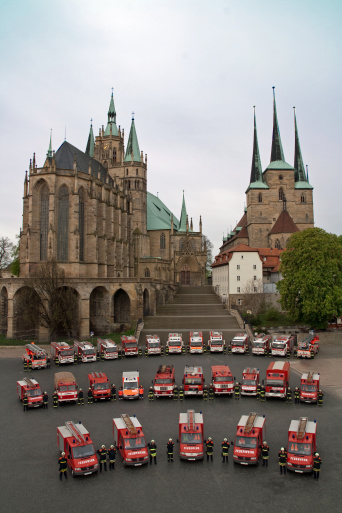 Aufstellung von Kameraden und Feuerwehrfahrzeugen auf dem Domplatz