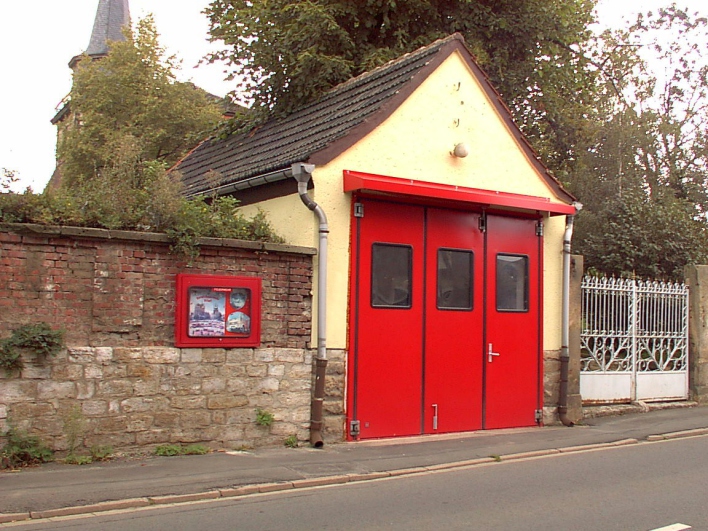 Feuerwehrhaus (Garage) mit einem Tor