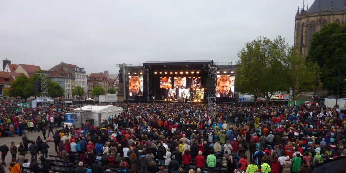 Konzert auf dem Domplatz im Sommer 2013, viele Menschen sehen zur in Richtung der Bühne, auf der Peter Maffay eine Vorstellung gibt