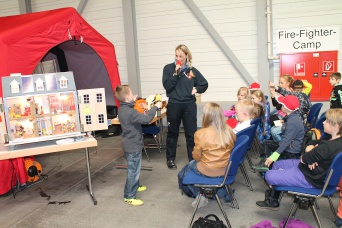 Brandschutzerzieherin Nadja Götze hält Unterricht vor Grundschulkindern während der Veranstaltung Kinderkult 2014 auf der Messe Erfurt