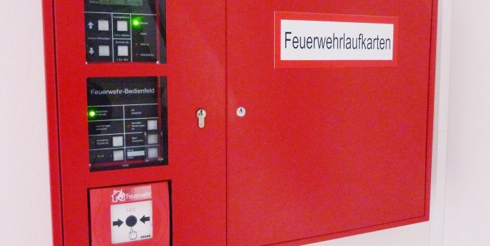 Bedienfeld, Anzeige, Laufkarten und Handmelder im roten Blechkasten für die Feuerwehr