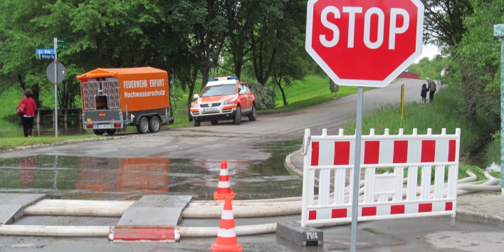 Foto: Hochwassereinsatz im Juni 2013 in Erfurt- Möbisburg © Stadtverwaltung Erfurt Anhänger mit Hochwasserpumpen an der Einsatzstelle Erfurt- Möbisburg. Mehrere Schläuche zum Abpumpen von stehendem Wasser.