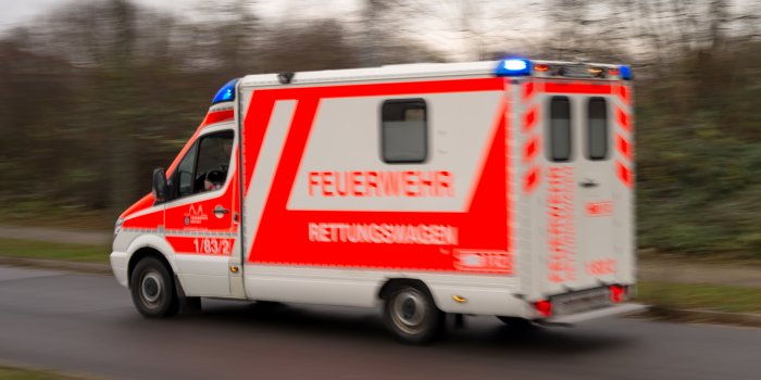 Rettungswagen während der Einsatzfahrt mit Blaulicht