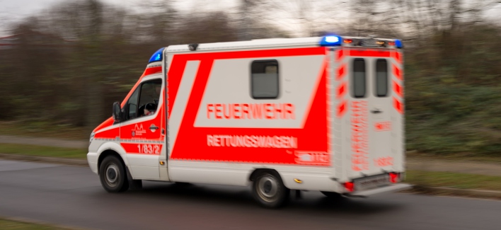 Rettungswagen während der Einsatzfahrt mit Blaulicht