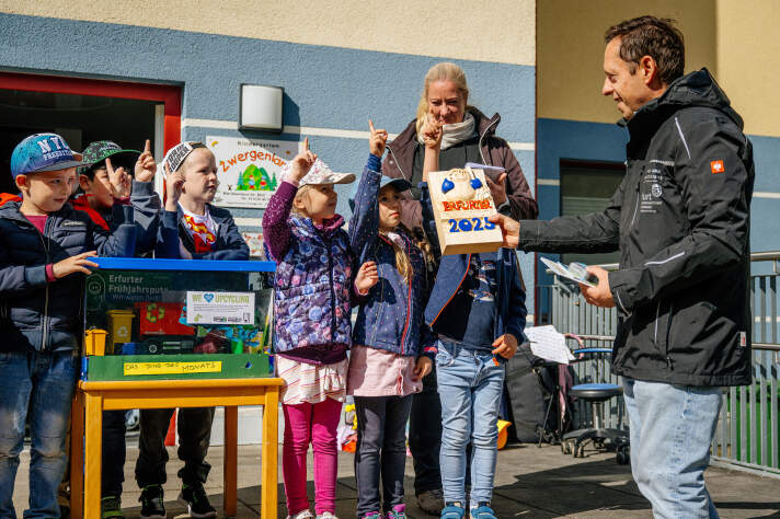 Der Pokal wird an die Vorschulkinder überreicht.