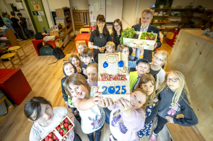 Schüler erhalten den Pokal des Frühjahrsputzes und als Preis die Unterstützung des Projektes Gesundes Frühstück.