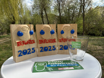 Die Holzpokale stehen für die Auslosung der Gewinner des Erfurter Frühjahrsputzes bereit.
