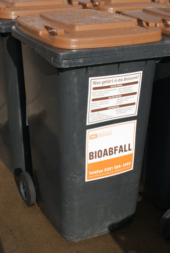 Abfallbehälter in brauner Farbe für Küchen- und Gartenabfälle, auch als Biotonne bekannt.