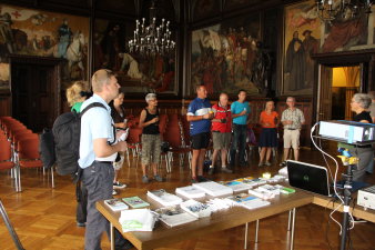 Umweltbeigeordnete Kathrin Hoyer empfänt den Stadtradel-Botschafter mit der Abordnung des ADFC im Rathaus-Festsaal.