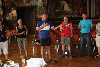 Stadtradel-Botschafter Rainer Funpfei stellt die Botschaft seiner Tour im Rathausfestsaal vor.