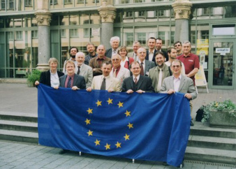Personengruppe mit großer EU-Flagge