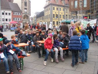 Preisverleihung 2012 – Beteiligte Kita- und Schulkinder in gespannter Erwartung