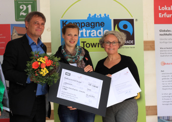 Das Foto zeigt die Verleihung des Erfurter Zukunftspreises 2014, hier speziell der 1. Preis an die Vertreterin der Imago Jugendkunstschule für das Projekt "Fashion Revolution Day", durch Beigeordnete Kathrin Hoyer und Stadtwerke-Geschäftsführer der Energie GmbH, Herr Karel Schweng.