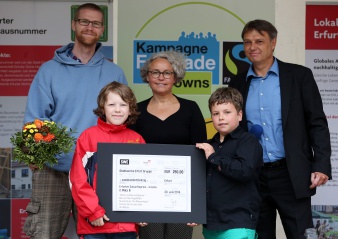 Das Foto zeigt die Verleihung des Erfurter Zukunftspreises 2014, hier speziell den S2. Preis an Schüler der Grundschule "Am Wiesenhügel" für das Projekt "Heizen, Lüften, Sparen - Bau von Themogefäßen", durch Beigeordnete Kathrin Hoyer und Stadtwerke-Geschäftsführer der Energie GmbH, Herr Karel Schweng.