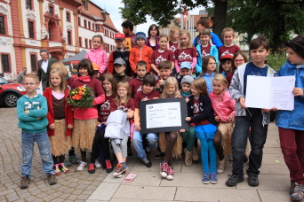 Das Foto zeigt die Verleihung des Erfurter Zukunftspreises 2014, hier speziell den 1. Preis an Schülerinnen der Grundschule "Thomas Mann" für das Projekt "Fare Trade macht Schule", durch Beigeordnete Kathrin Hoyer und Stadtwerke-Geschäftsführer der Energie GmbH, Herr Karel Schweng.