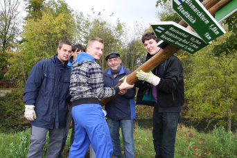 Umweltprojektwoche mit Partnerstädten 2010 - Erneuerung Wegweiser