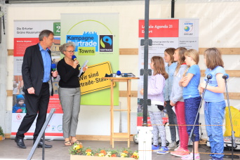 Das Foto zeigt die Verleihung des Erfurter Zukunftspreises 2014, hier speziell einen Sonderpreis an Schülerinnen der Grundschule "Am kleinen Herrenberg" für das Theaterstück "Das Teufelchen im Müll", durch Beigeordnete Kathrin Hoyer und Stadtwerke-Geschäftsführer der Energie GmbH, Herr Karel Schweng.