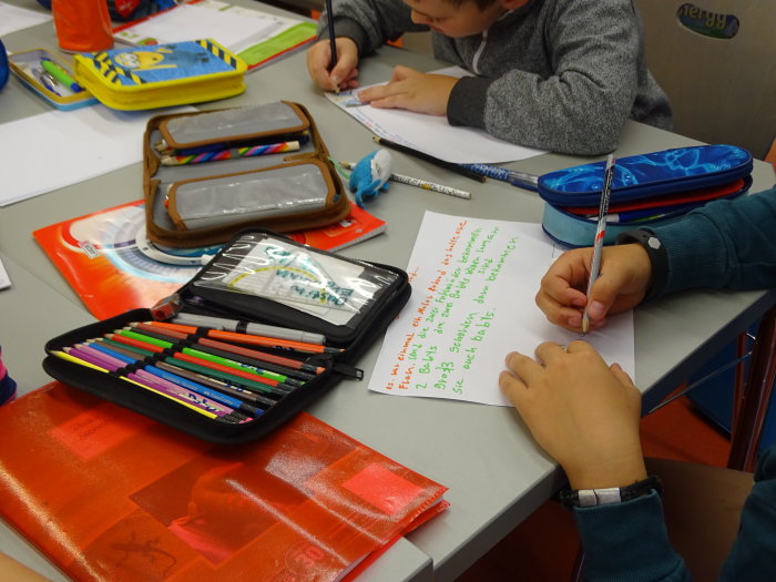 Texte werden zu Papier gebracht Kind schreibt