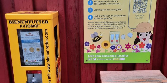 Automat für Bienenfutter und Schild mit Erklärungen