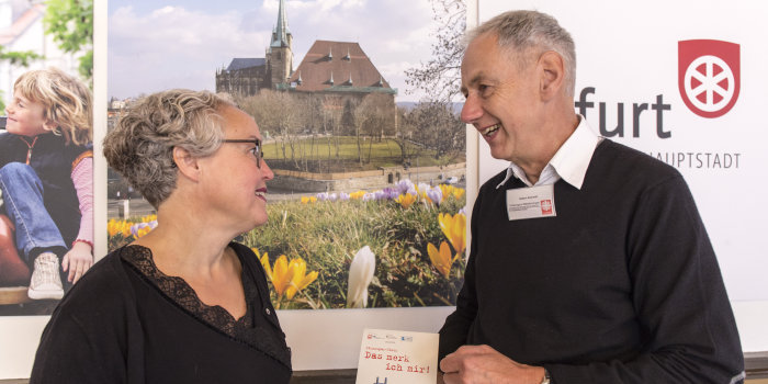 Eine Dame und ein Herr im Gespräch.