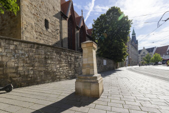 steinerner Trinkbrunnen auf einem Gehweg