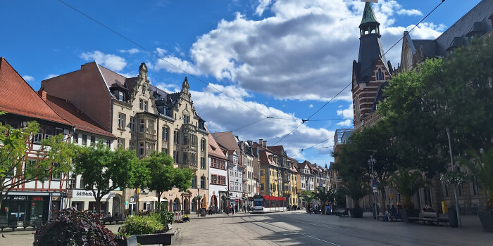 Im Zentrum Erfurts, am Anger, fährt eine Straßenbahn in Richtung Norden.