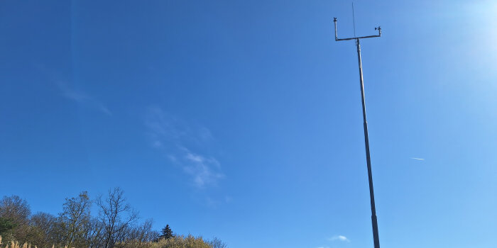 Foto: Klimastation Erfurter Fuchsfarm © Stadtverwaltung Erfurt Zum Messen des Klima benötige Station steht auf einer Wiese.