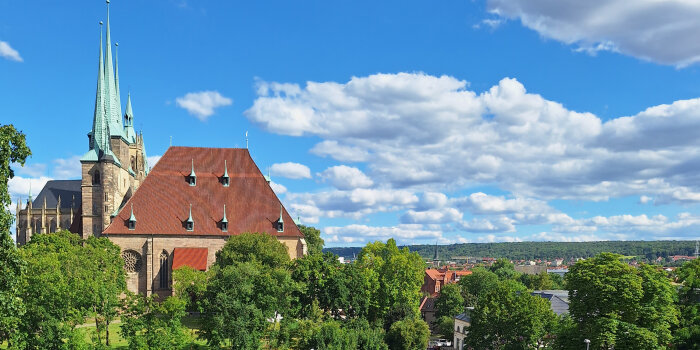 Aussicht vom Petersberg auf den Erfurter Dom und die Severikirche im Frühling
