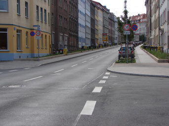 Das Foto zeigt ein Panorama der Bergstraße mit Blick von der Einmündung Auenstraße.