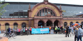 Zahlreiche Radfahrer vor dem Gebäude des Hauptbahnhofes.