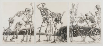 drei Bilder mit jeweils mehreren stehenden Skeletten in verschiedenen Posen